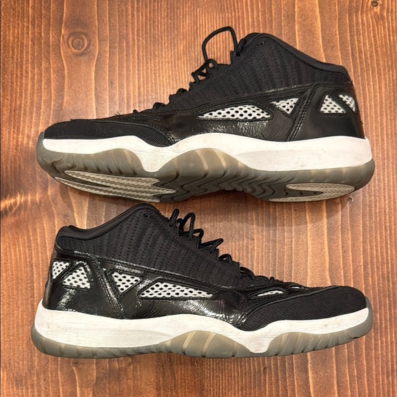 Jordan Black and White Sneakers with Classic Design - Picture 2 of 6